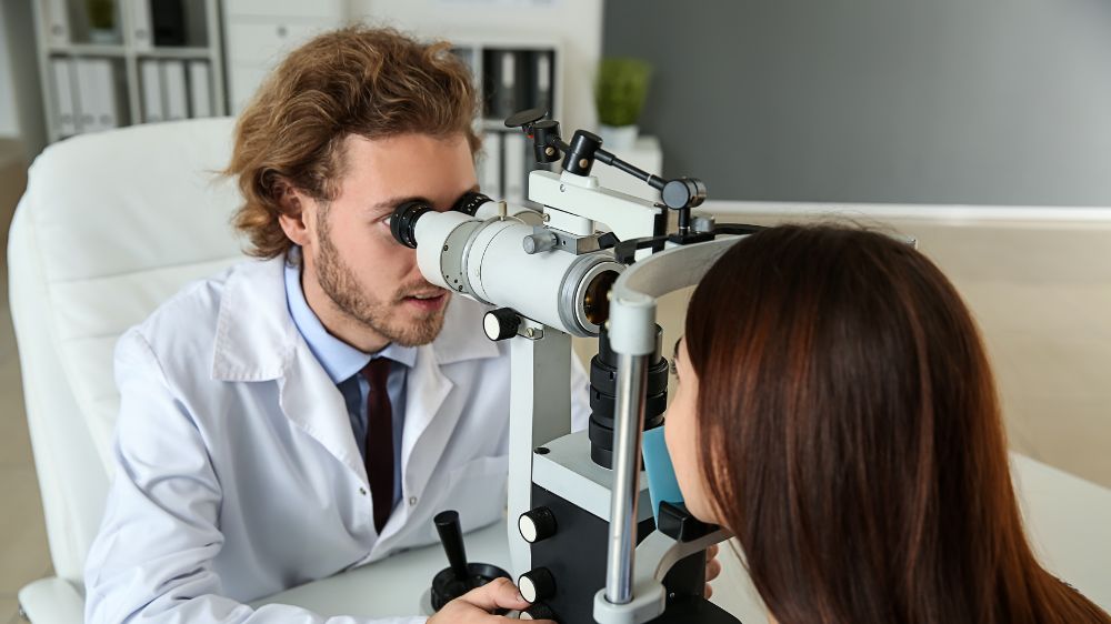 Optician vs Optometrist: Which Career is Best for You?